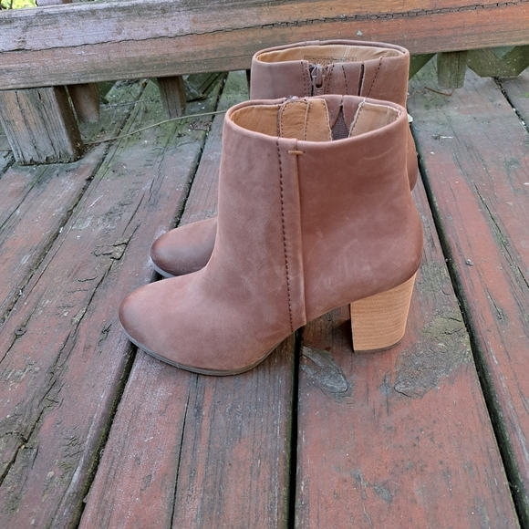 Vionic booties 9.5 - Picture 8 of 8